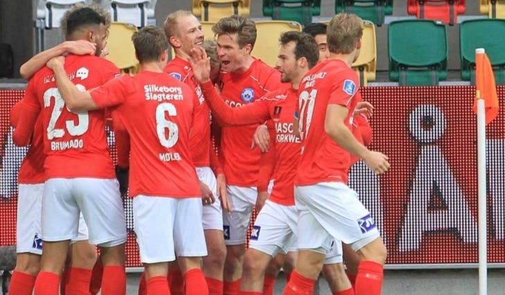 Jubel i Silkeborg etter at Moberg sette inn 1-0 heime mot FC København. (Foto: Ulla Myrhøj)