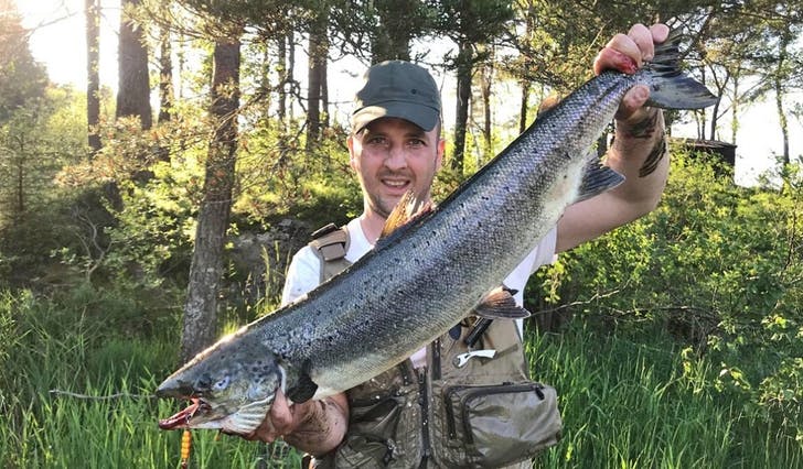 Alen Nikolic tok årets første laks i Oselvo. No vil han flytta frå Fyllingsdalen til Os, men ikkje berre for å fiska. (Privat foto)