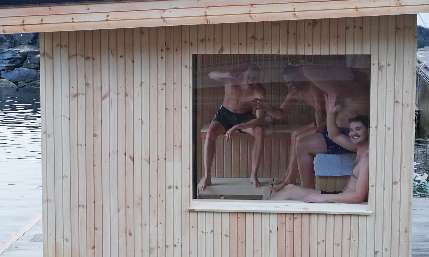 Os Sauna på plass i dag: Formann og arkitekt tok test-dukkert