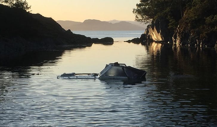 Denne båten har lagt og duppa mellom Sandholmane sidan september. I januar gjekk den ned, og ligg der framleis. (Lesarbilde, tips@midtsiden.no)