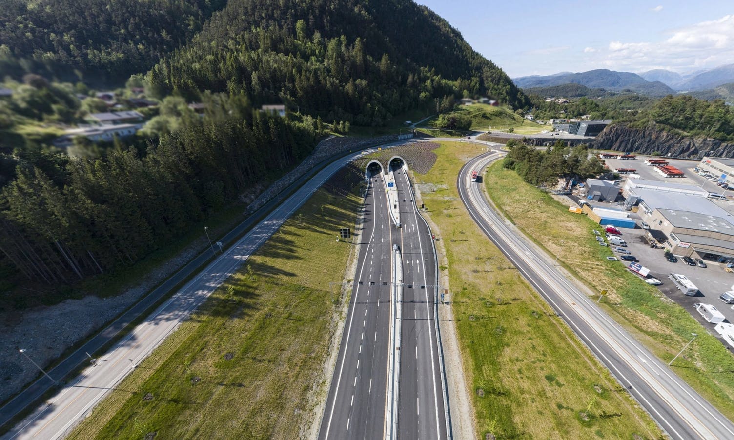 Skogafjellstunnelen (1,5 km) frå Svegatjørn til Endelausmarka blir for gåande publikum. Feltet med retning Bergen blir til oppvarming for deltakarar. (Foto: SVV/Hawkeye)