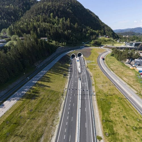 Skogafjellstunnelen (1,5 km) frå Svegatjørn til Endelausmarka blir for gåande publikum. Feltet med retning Bergen blir til oppvarming for deltakarar. (Foto: SVV/Hawkeye)