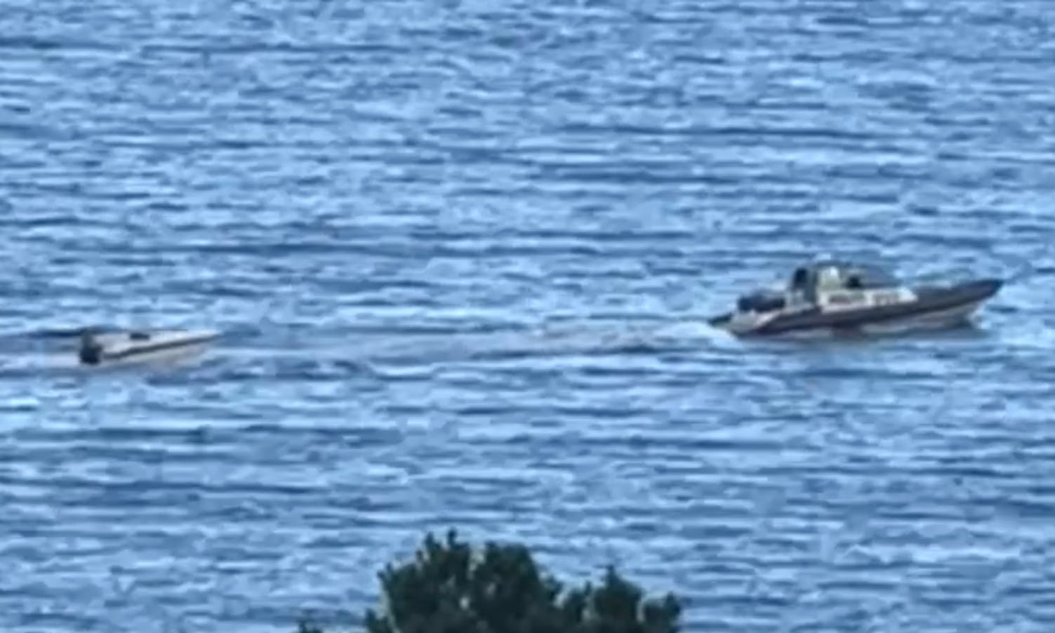 Tre jenter ramla uti - tre jenter var igjen i båten