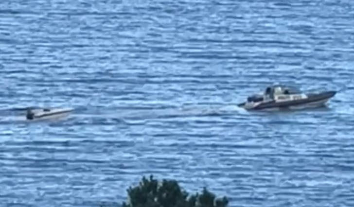 Kjølen med ulykkesbåten på slep. (Foto: tips@midtsiden.no)