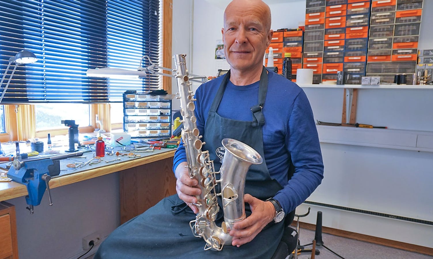 Denne saksofonen er 91 år gammal - Geir skal få den til leta bra att. (Foto: KOG)