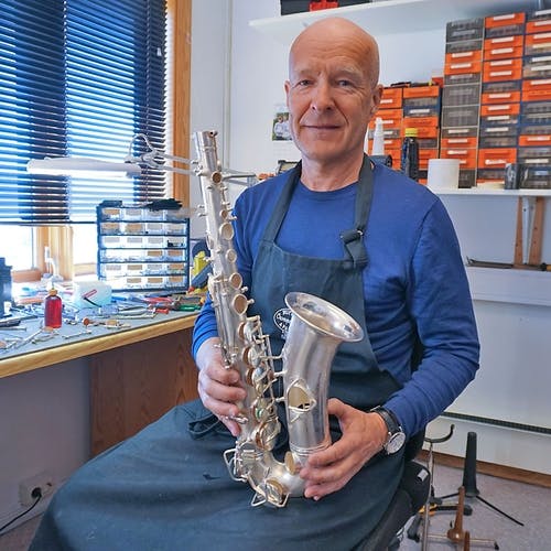 Denne saksofonen er 91 år gammal - Geir skal få den til leta bra att. (Foto: KOG)