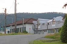 To elevar har fått påvist covid-19. No er heile 7. trinn ved Søfteland barneskule i karantene. (Foto: Kjetil Vasby Bruarøy)