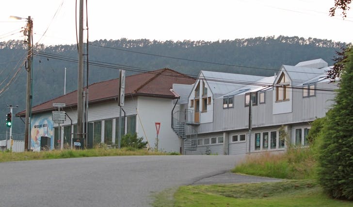 Blottinga skjedde i Ospelio, ein knapp kilometer frå Søfteland barneskule (bildet). (Foto: Kjetil Vasby Bruarøy)