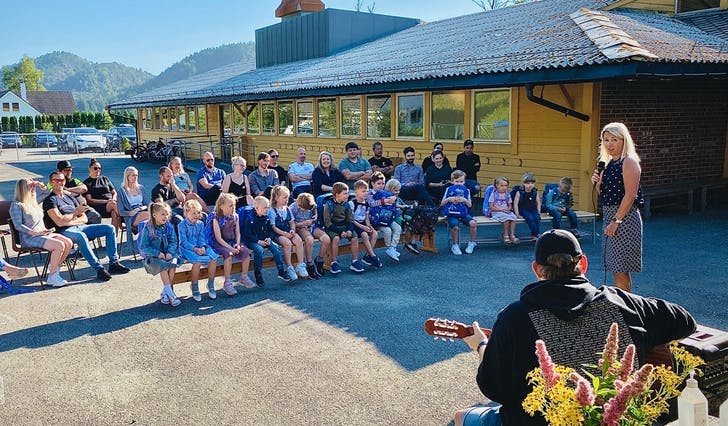 Foreldre og elevar vart ønskt velkommen til Hegglandsdalen barneskule i dag - for siste gong. (Foto: ØH)
