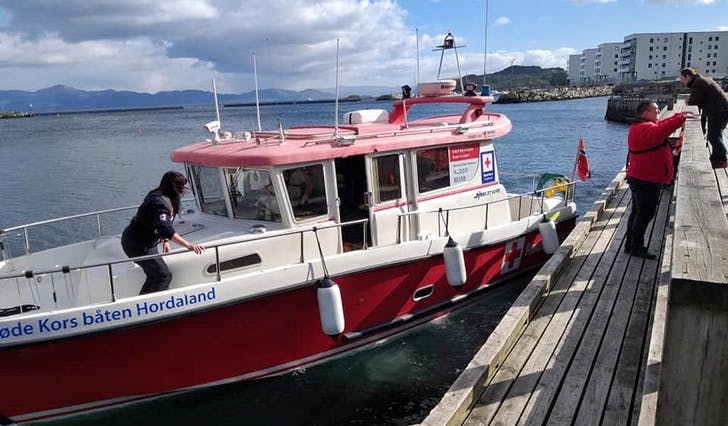 Røde Kors-båten har òg vore å sjå i Os hamn. (Foto: Hordaland Røde Kors)