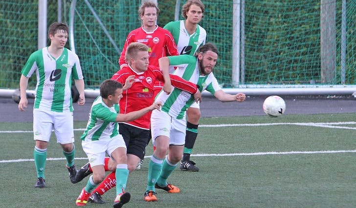 Søfteland og Søre Neset/Nore Neset kjempa i toppen av 5. divisjon i 2014-sesongen. Neste år blir det derby igjen. (Foto: Kjetil Vasby Bruarøy)
