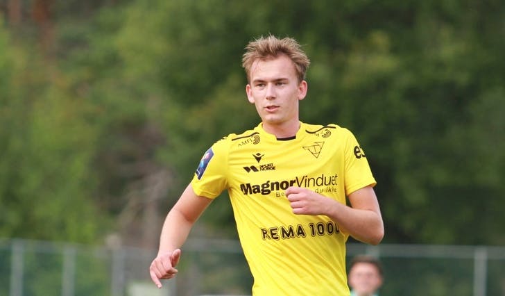 Steffen Kvamsdal, her i NM-kampen mot Øygarden i fjor, breisida ballen rett utanfor i sluttminutta i går. (Foto: Kjetil Vasby Bruarøy)