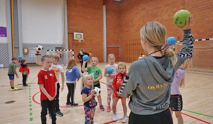 Denne veka arrangerer Os Turn handballskule for born mellom 6 og 11 år. (Foto: Kjetil Osablod Grønvigh)&nbsp;