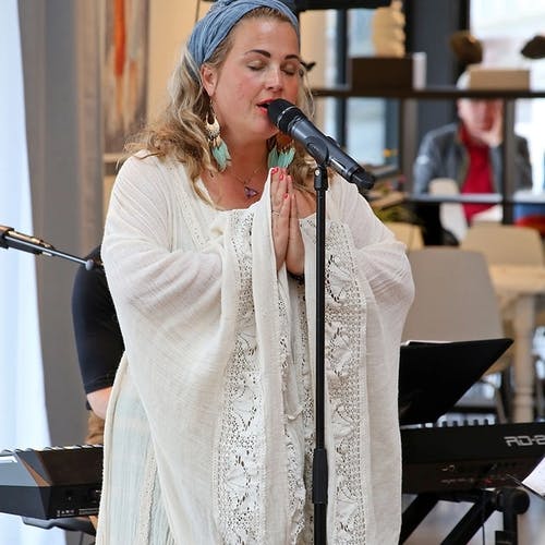 Helene Bøksle og Tove Kragset med intimkonsert i Os. (Foto: Erik Ask)