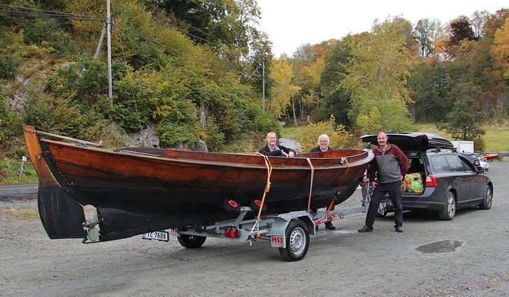 Forfattar Kjell Magnus Økland (t.v.) er sjølv med og slepar båtar til utstillinga. Her er ein oselvar med motor. (Privat foto)