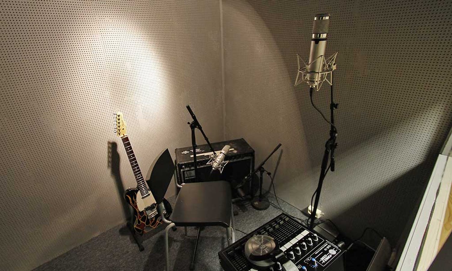 Studioet har fire rom for innspeling, alle med kvar sin miksepult. (Foto: KVB)