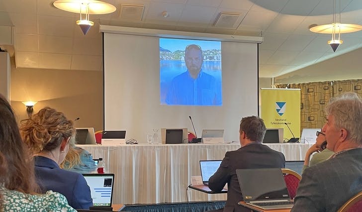 Formann Roald Helle takka fylkestinget via video under dagens møte i Rosendal. (Foto: Privat/Terje Søviknes)