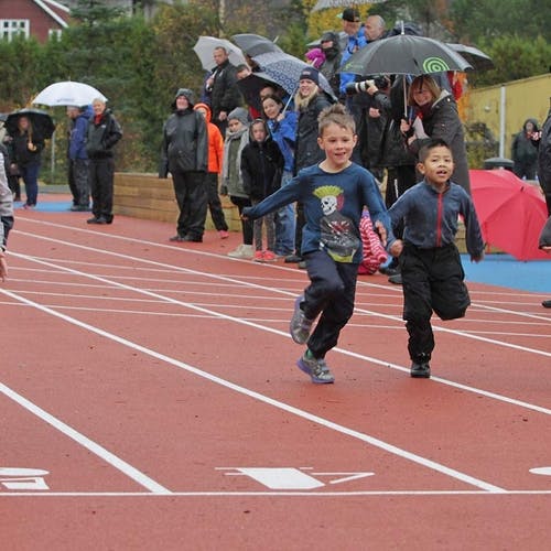 Mange av dei yngste deltok på 60-meteren på slutten. (Foto: KVB)