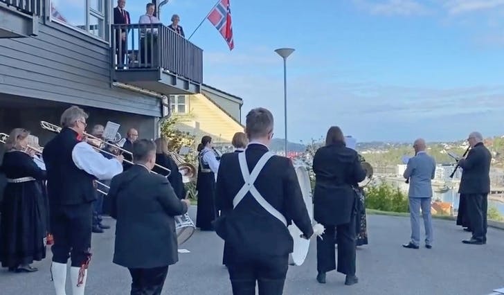 Os Musikkforening bles dagen i gang klokka 08. (Foto: Kjetil Osablod Grønvigh)