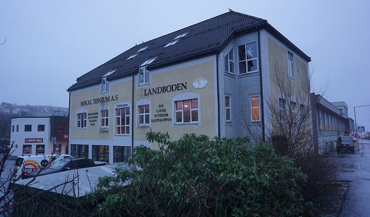 Mens Coop skal utvida inn i 1. etasje vil Bjørnefjorden Invest bygga kontorfellesskap i 2. etasje. Øvste høgda er privateigde bustadar. (Foto: Kjetil Vasby Bruarøy)