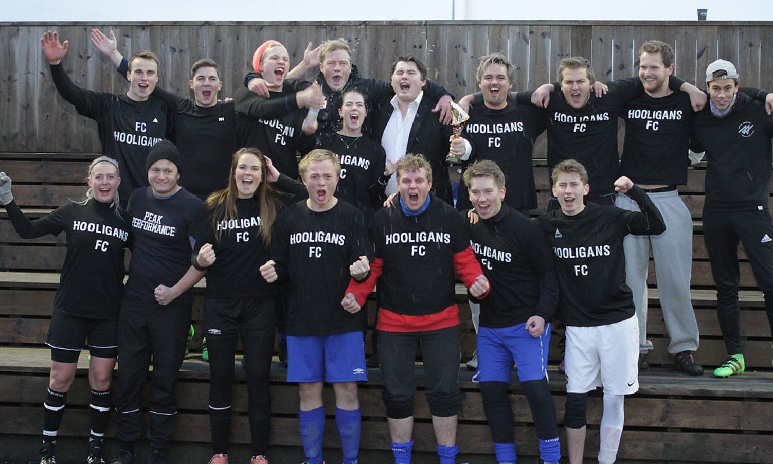 Hooligans fekk disp til å delta i amatør og vann mixfinalen. (Foto: KVB)