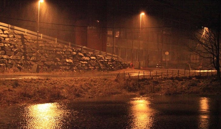I romula i fjor var det tungt nedbør og flaum i Os. Her i Hegglandsdalsvegen. (Foto: Kjetil Vasby Bruarøy)