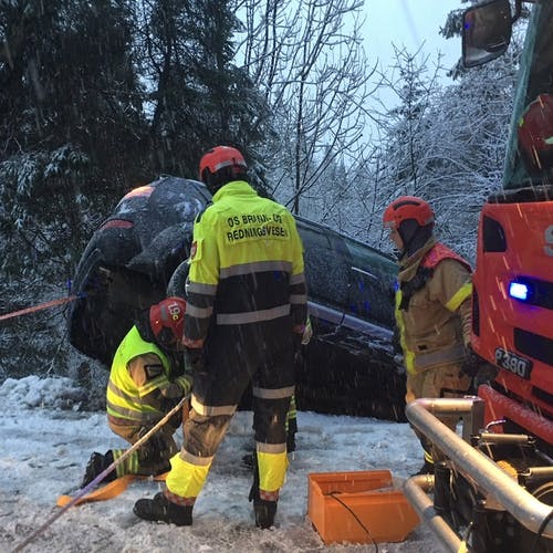Brannvesenet jobba for å sikre at bilen ikkje sklei lengre ut av vegen (foto: Kjetil Vasby Bruarøy)