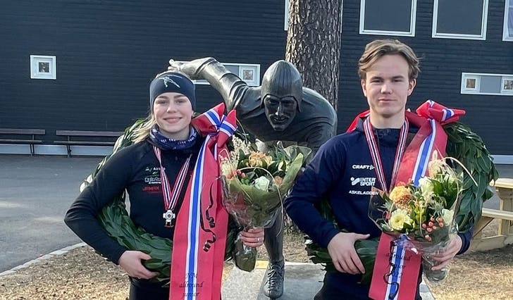 Amalie Haugland og Emil Pedersen Matre med kvar sin krans utanfor Maier Arena i Tønsberg. (Foto: Privat/Hildegunn Stokke)