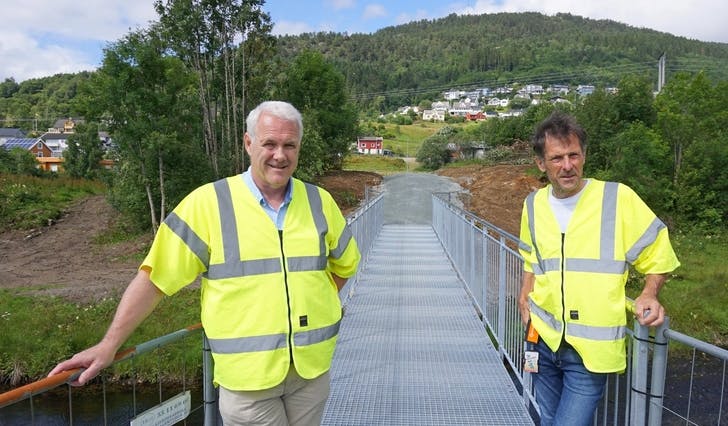 Odd Helge Henriksen og Ole Håkon Sælen på den første av to midlertidige bruer over Vallaelva. (Foto: Kjetil Vasby Bruarøy)