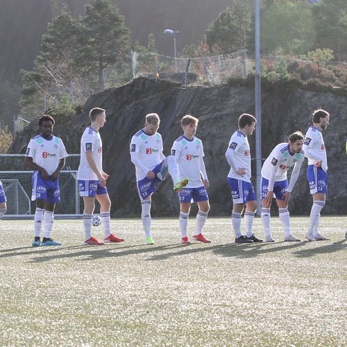 Instebø (nr 19) spelte frå start då Lysekloster slo Bjarg 4-0 hausten 2021. (Foto: Kjetil Vasby Bruarøy)