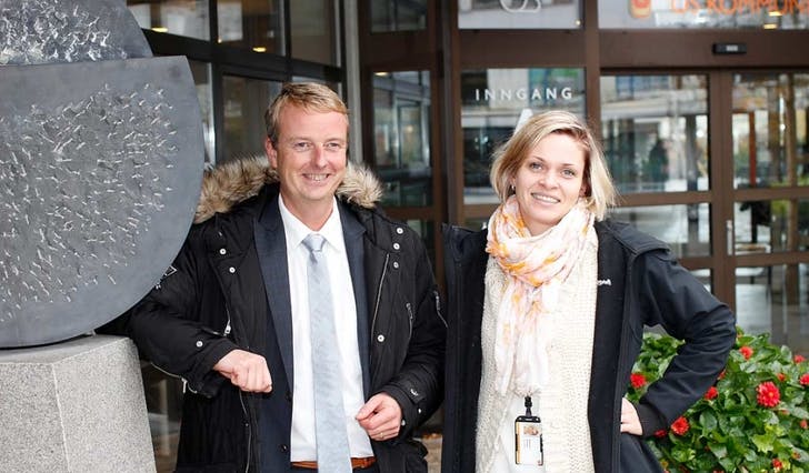 Ordførar Terje Søviknes (Frp) og varaordførar Marie Bruarøy (H) vil legga debatten om Strøno barneskule død (foto: Andris Hamre)
