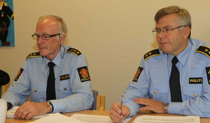 Rasmus Dalen og Terje Sperrevik informerte i dag om den lokale politi-statistikken for 2012. (Foto: Kjetil Vasby Bruarøy)
