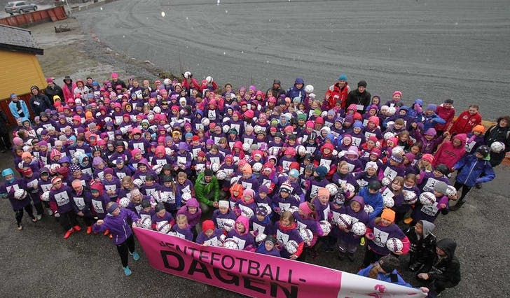 Dei 265 heldige. 35 jenter sto på venteliste etter at jentefotballdagen blei fullteikna på 50 timar. (Foto: Kjetil Vasby Bruarøy)