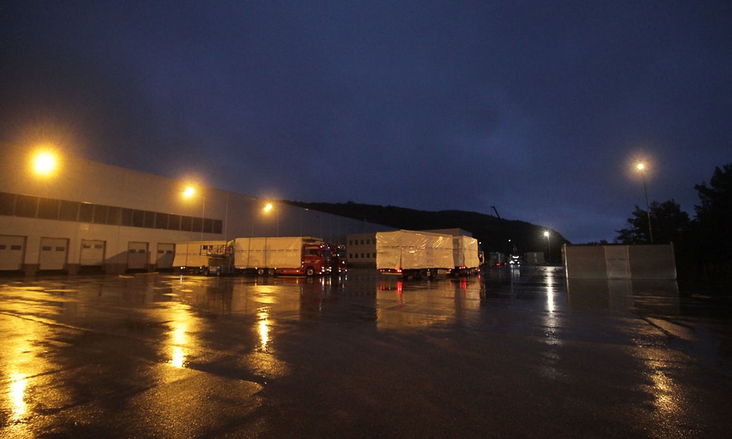 Fredag morgon sto lastebilane i kø for å levera modular. (Foto: KVB)