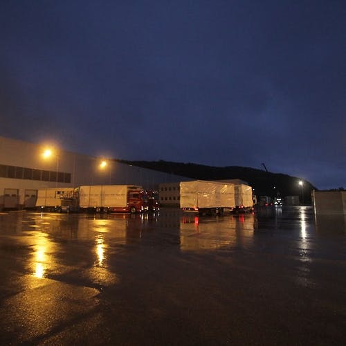 Fredag morgon sto lastebilane i kø for å levera modular. (Foto: KVB)