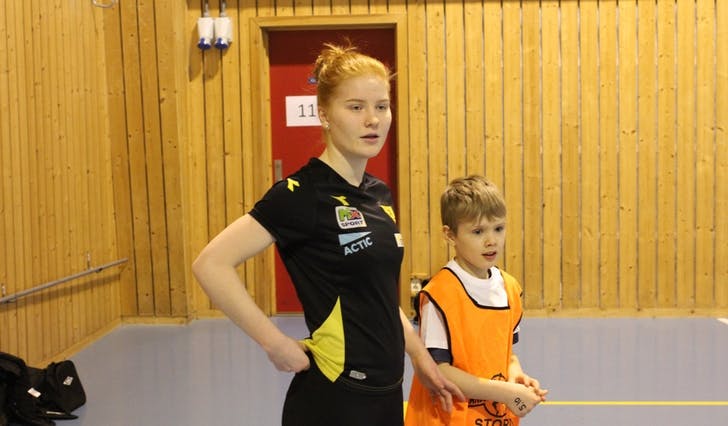 Anna Særvold Mjånes er ei av spelarane som er med som instruktør under Guttehandballdagen (foto: Andris Hamre)