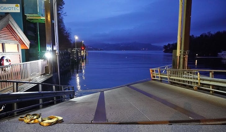 Brot i venstre sylinder gjer at den 28 tonn tunge ferjebrua ligg delvis i sjøen. (Foto: Kjetil Vasby Bruarøy)