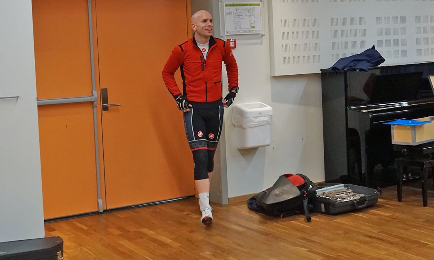 Ikkje heilt kledd for ordførar- og pressebesøk. Dirigent Magnus Brandseth tok det heile sporty. (Foto: KOG)