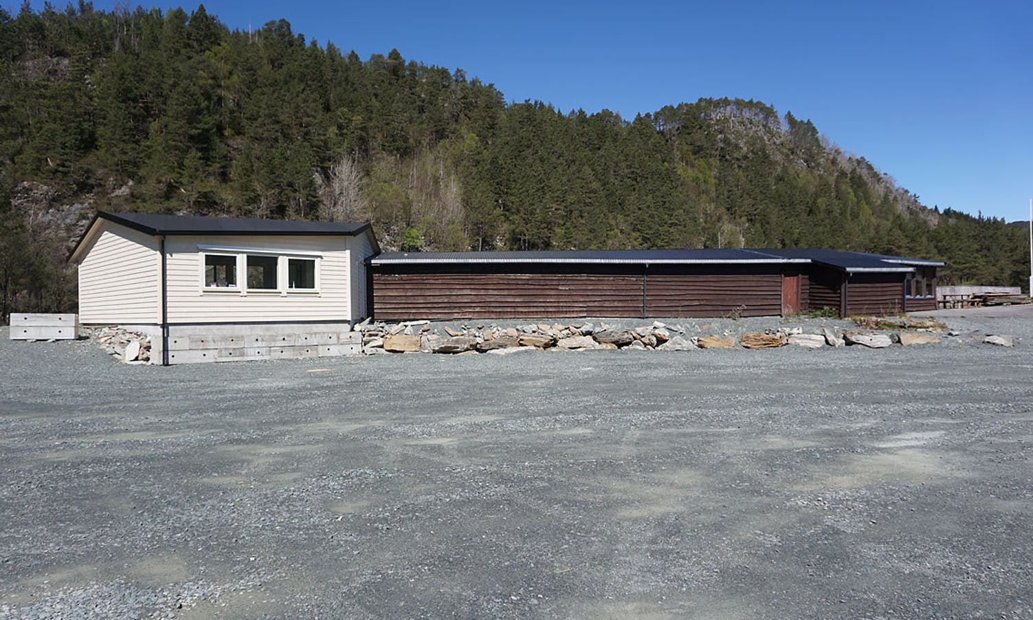 Før banen blei bygd kom denne nye parkeringsplassen. (Foto: Kjetil Vasby Bruarøy)