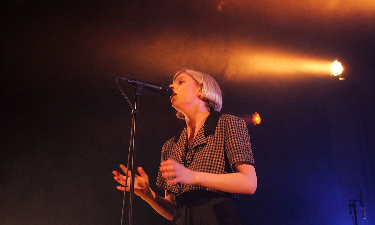 Aurora Aksnes mottok kulturstipende før ho sjølv skulle på scena for å halde konsert (foto: Andris Hamre)