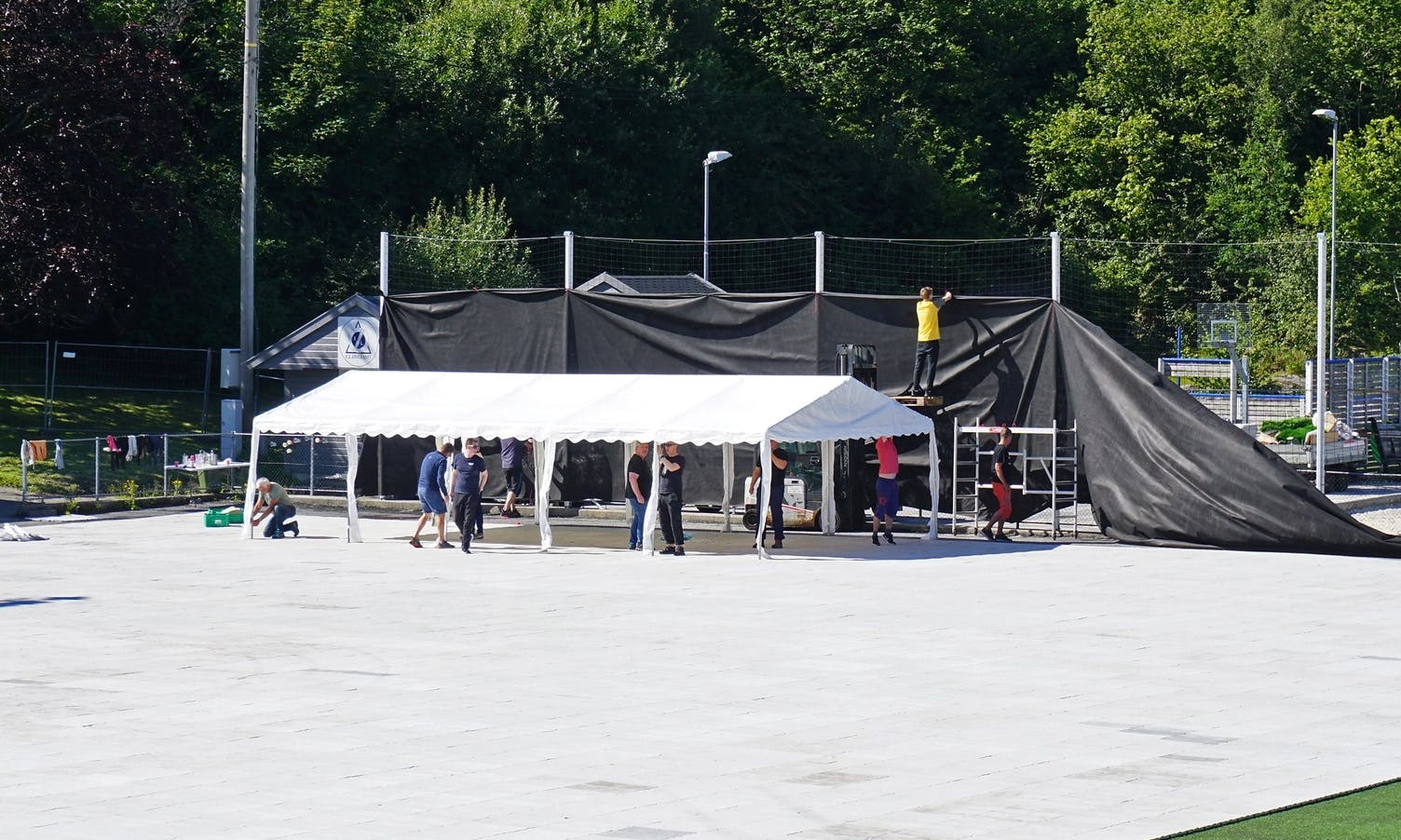 Mat-teltet er på plass i motsett ende som festivalteltet, som skal opp onsdag. (Foto: KVB)