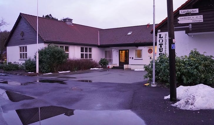 Første del av sanitetshuset sto ferdig i 1959. – Vi som driv bygget er like gamle og eldre enn huset. (Foto: Kjetil Vasby Bruarøy) 
