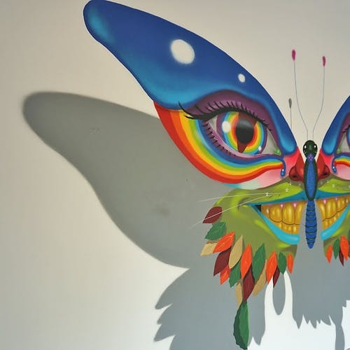 Denne fargerike sommarfuglen, signert gatekunstnaren «M.U.M» vart avduka i januar 2018. (Foto: Kjetil Osablod Grønvigh/ Os barnehage)