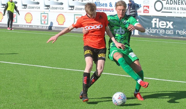 Ole Martin Lekven Kolskogen (t.v.) spelte frå start og heile kampen i debuten for Åsane mot Nest-Sotra måndag 2. april. (Foto: Erik Madsen, Åsane Tidende)