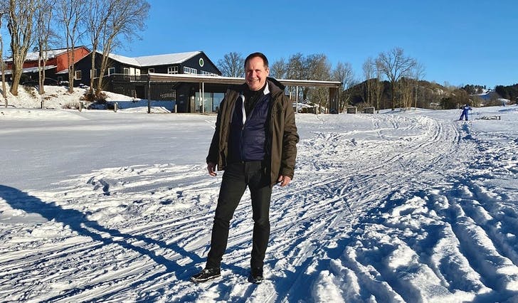 Dagleg leiar i Bjørnefjorden Golfklubb, Bjarte Wiberg, ønskjer Bjørnafjordingane velkommen til nypreparerte skiløyper. (Foto: Ørjan Håland)