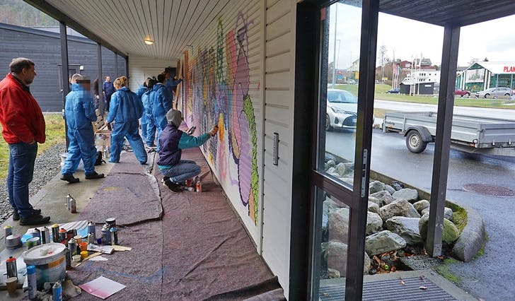 Kjente gatekunstnarar tok i går deltakarar tilknytt Vartun ut på «grafitti-jam» i bakgarden. (Foto: Kjetil Vasby Bruarøy)