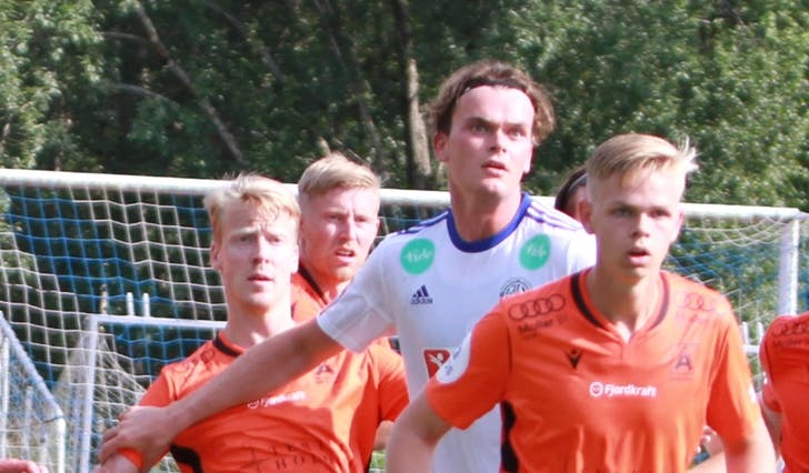 Ole Kallevåg til høgre, for Åsane mot Lysekloster i NM i fjor. (Foto: Kjetil Vasby Bruarøy)
