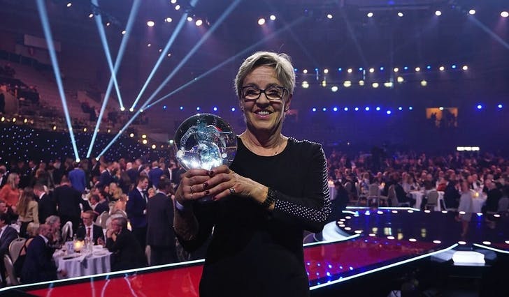 Brit Eirin Tungeland med prisen på Hamar i januar 2020. (Foto: Christina Forstrønen Bruarøy)
