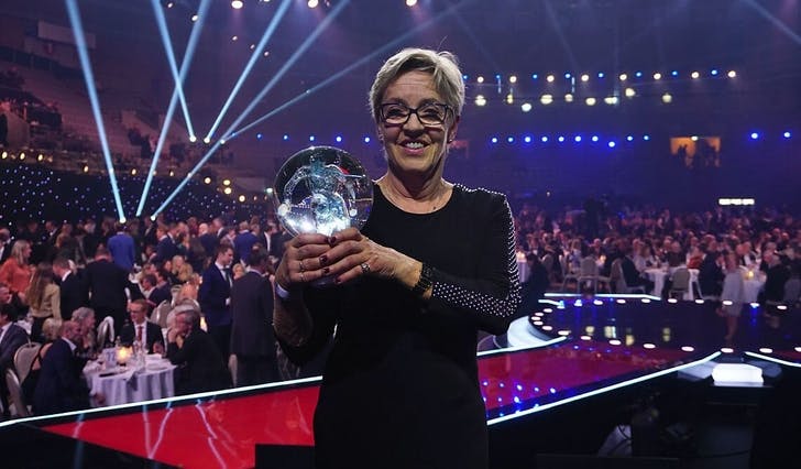 Brit Eirin Tungeland med prisen for årets eldsjel. (Foto: Christina Forstrønen Bruarøy)