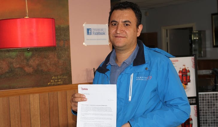 Mustafa Erpolat blei overraska då han fekk brevet frå Orkla om at han måtte skifte namn på ein av pizzaene sine (foto: Andris Hamre)